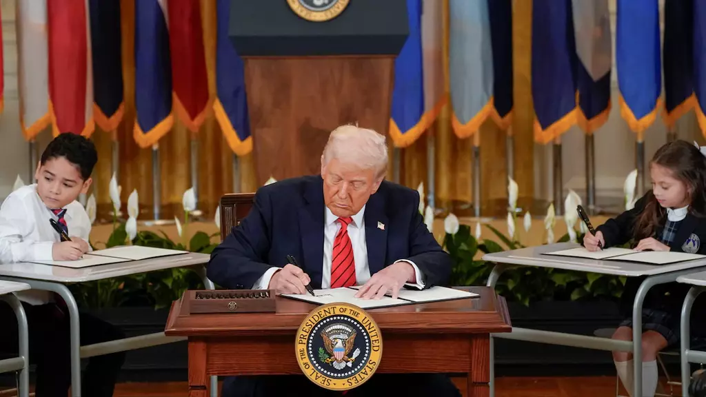 Le président américain Donald Trump signe le décret visant à fermer le département de l'Éducation. Photo - Reuters : Nathan Howard
