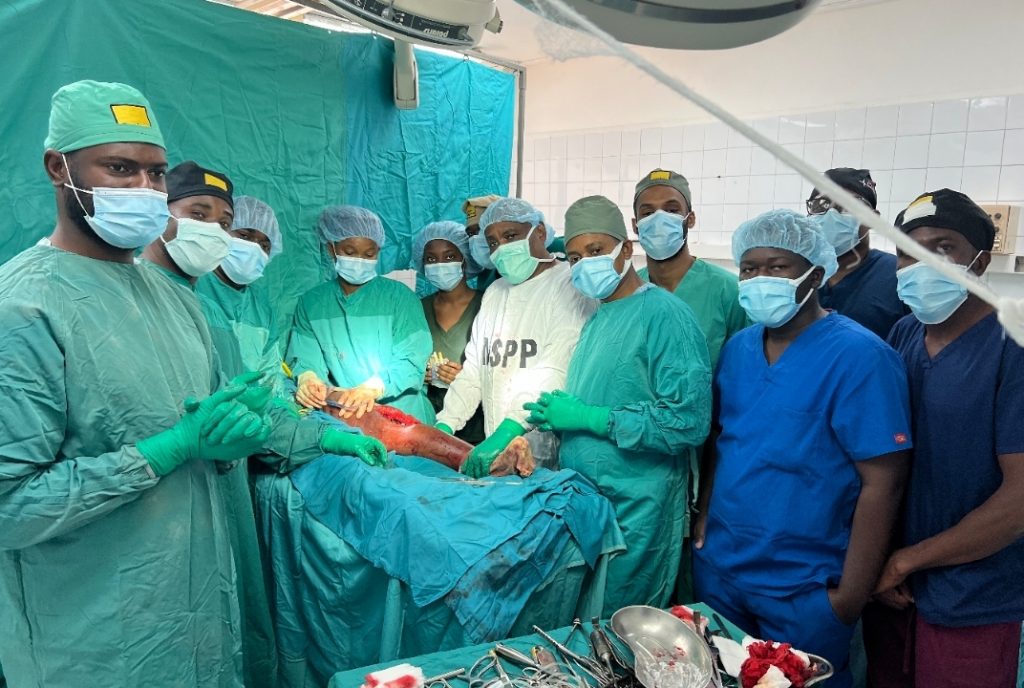 L’équipe du service de traumatologie et d'orthopédie de l’Hôpital Universitaire Justinien (HUJ)