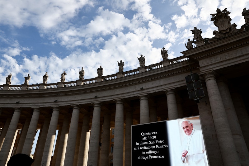 Un écran affiche une photo du pape François au Vatican, le 21 avril 2025. REUTERS/Yara Nardi