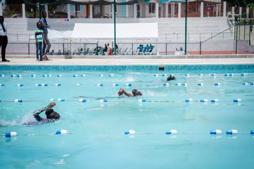 UNICEF/2024/Le Lijour Des enfants nageant lors des compétitions de natation.