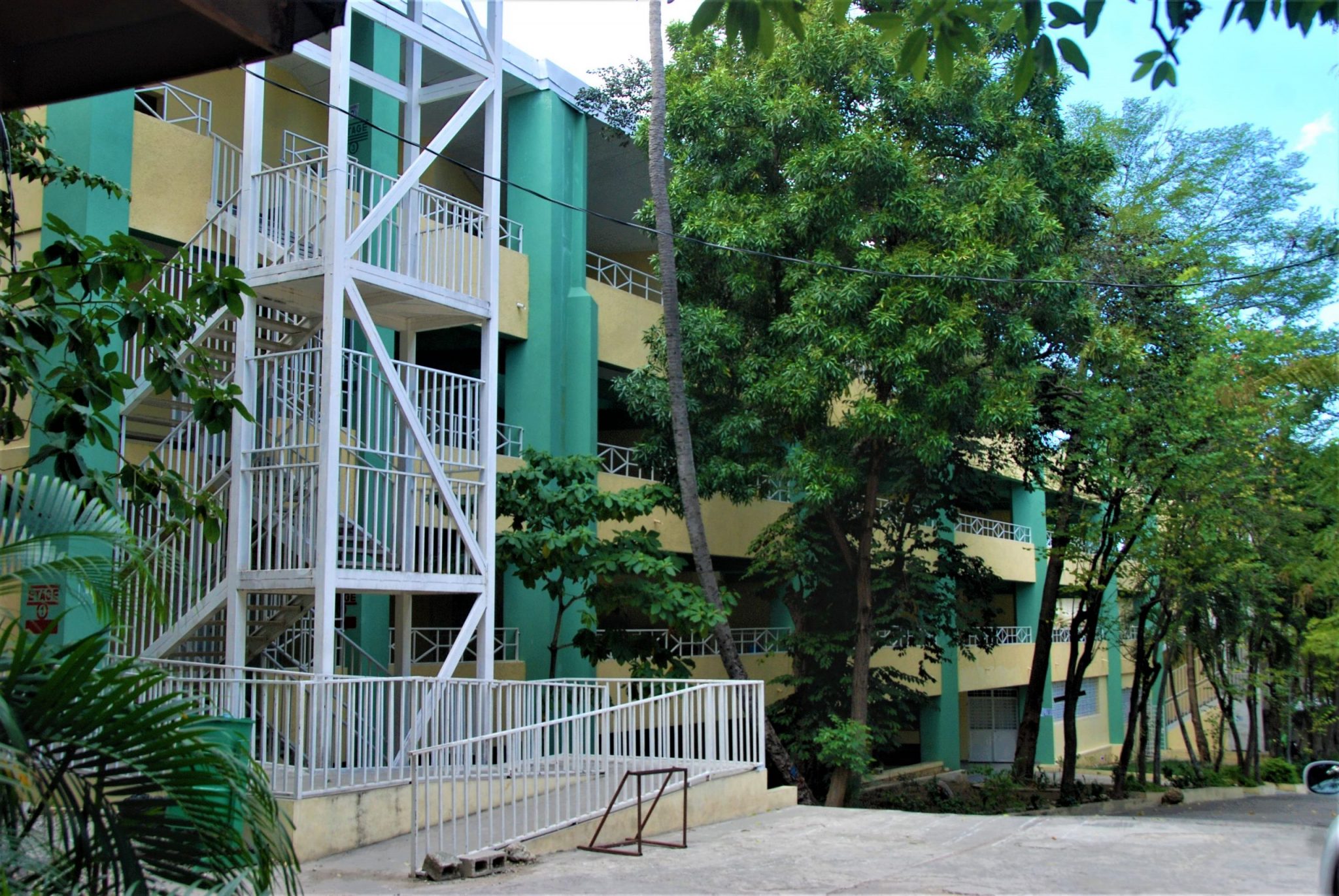 Vue partielle d'un bâtiment de la Faculté de sciences humaines (FASCH)